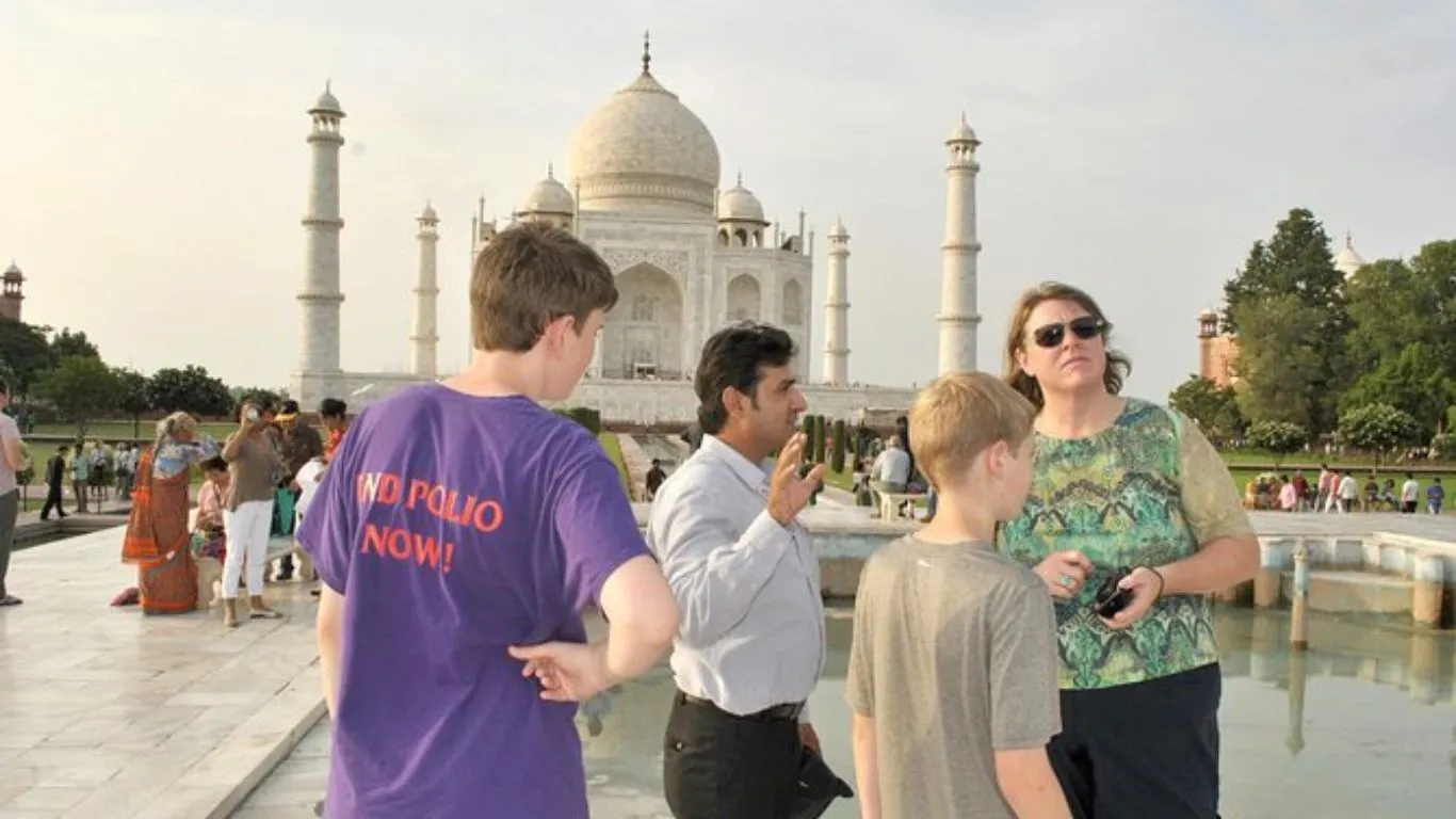 tour-guide-Taj-mahal-.webp